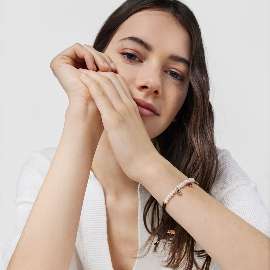 bracciale con motivo di perle e cordino nero in argento vermeil rosa e pietre preziose
