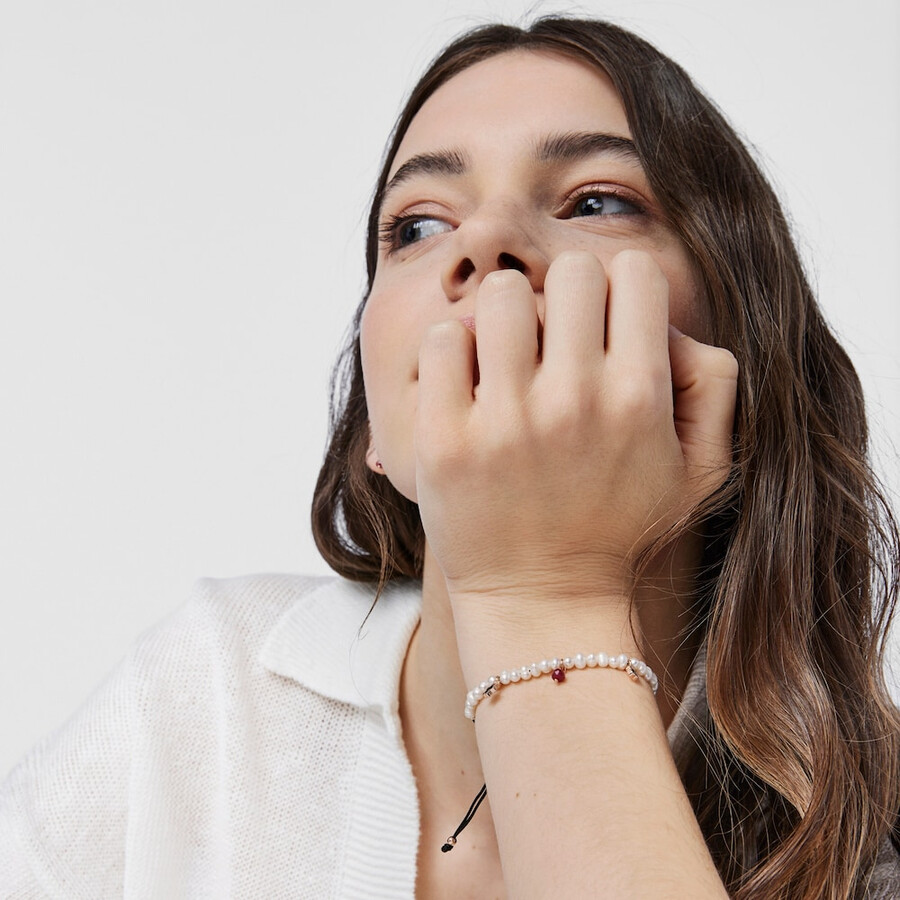 bracciale con motivo di perle e cordino nero in argento vermeil rosa e pietre preziose