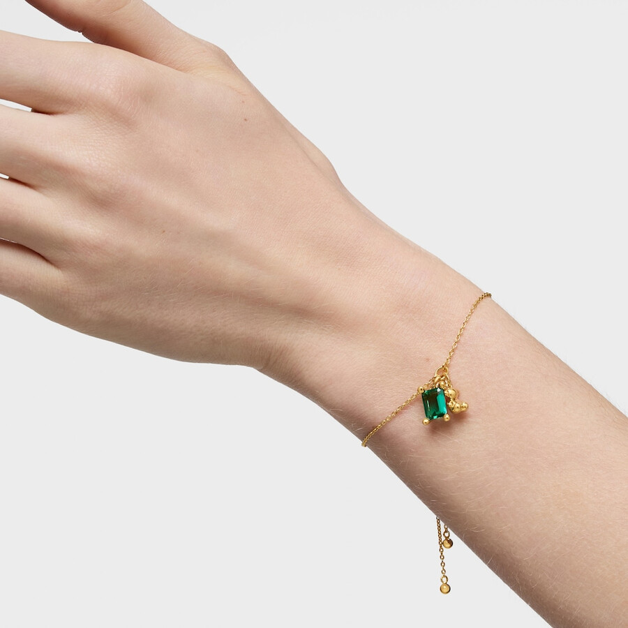 bracciale placcato in oro 18 carati su catena in argento con motivo a orso e smeraldo coltivato in laboratorio bold bear lgg