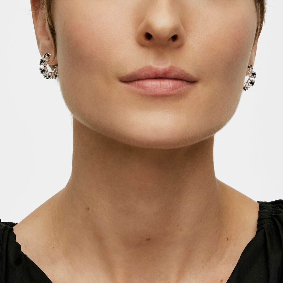 orecchini a cerchio color argento con onice