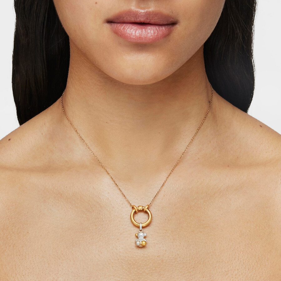 tieni una piccola collana in argento vermeil