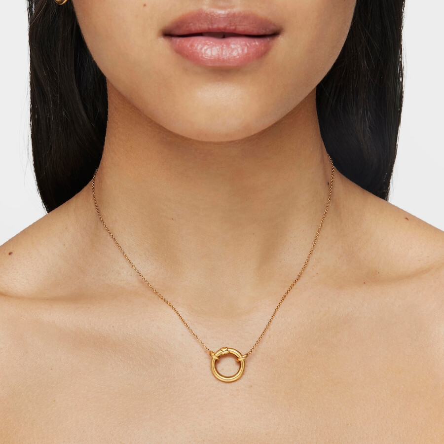 tieni una piccola collana in argento vermeil