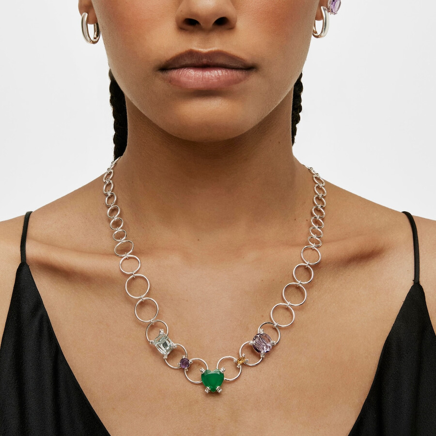 collana con anello color argento e pietre preziose