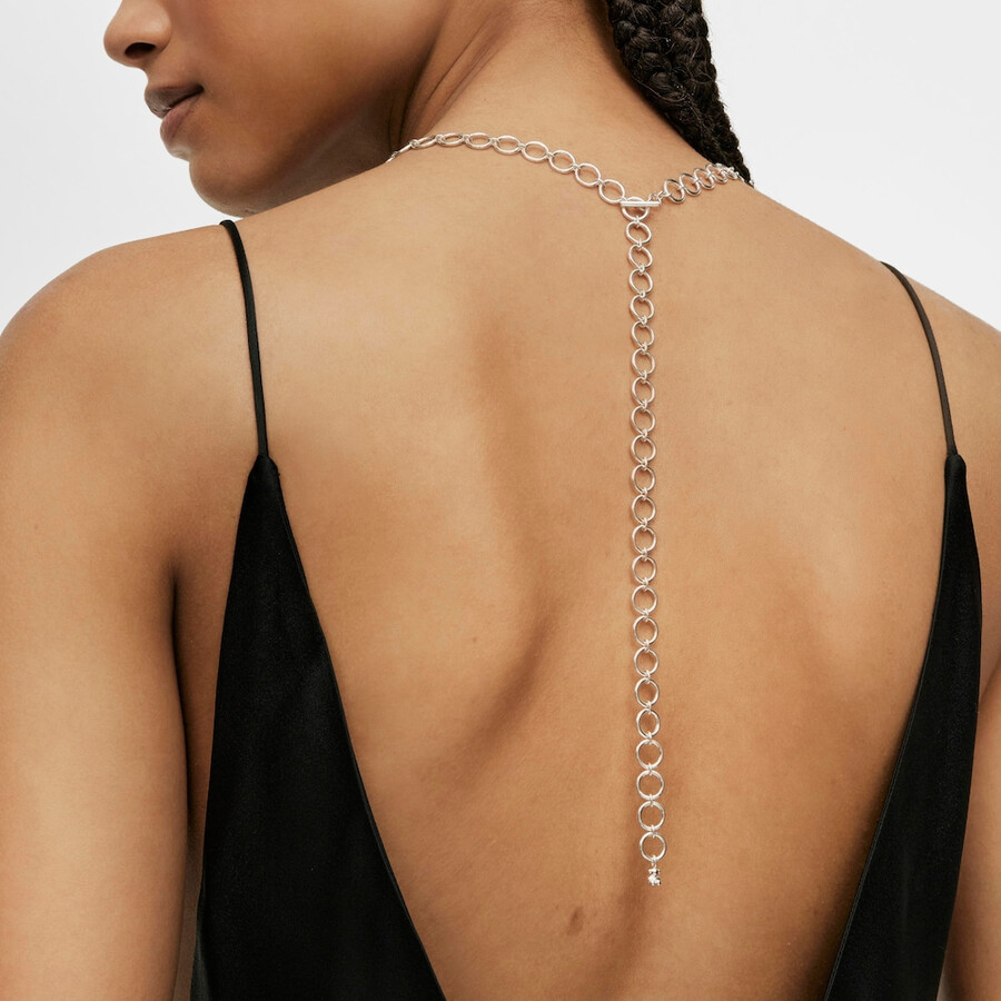 collana con anello color argento e pietre preziose