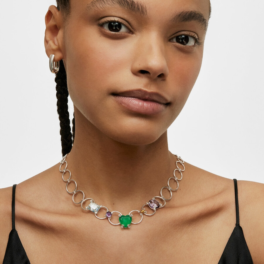 collana con anello color argento e pietre preziose
