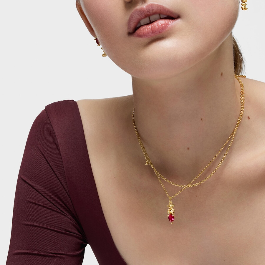 piccolo ciondolo con motivo a orso placcato in oro 18kt su argento con rubino bold bear lgg coltivato in laboratorio