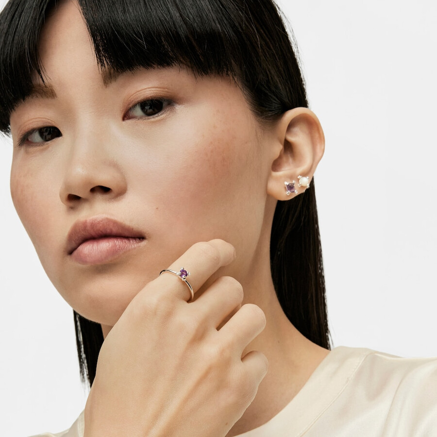 anello con pillole di colore argento e ametista