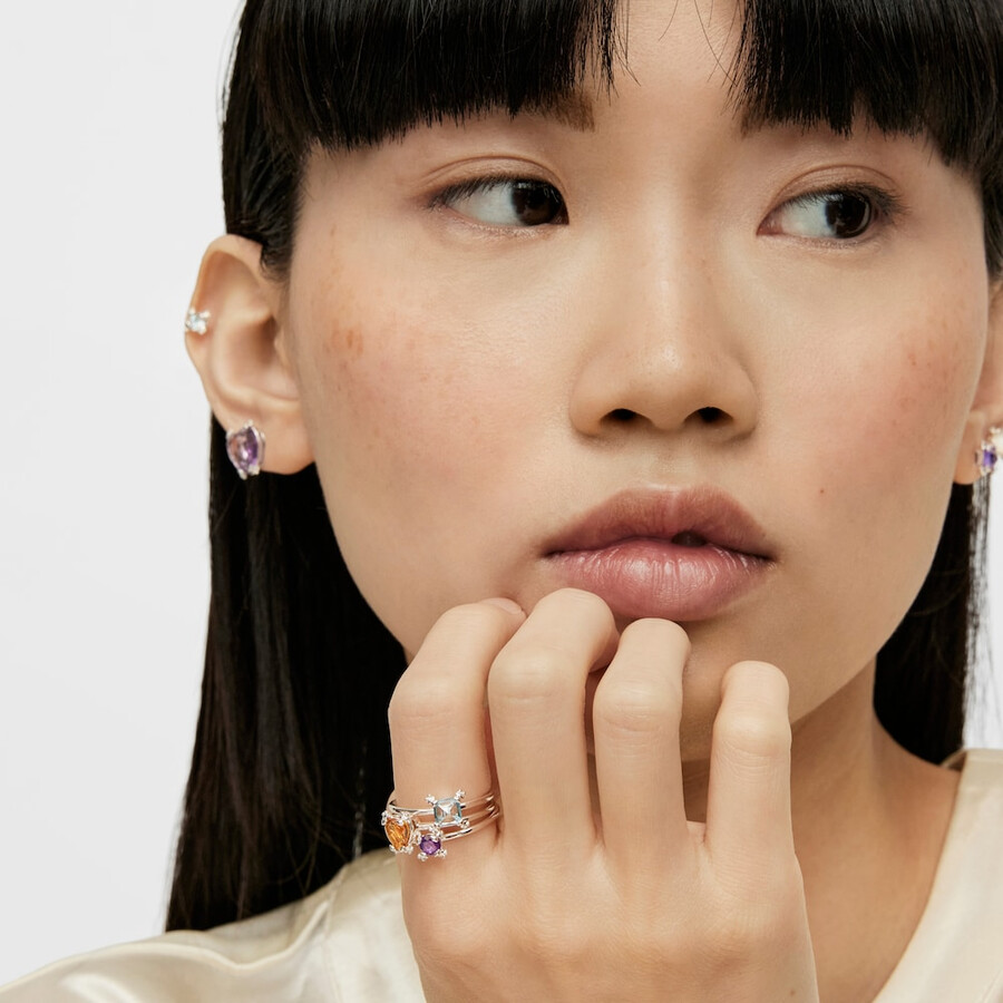 anello con pillole di colore argento e ametista
