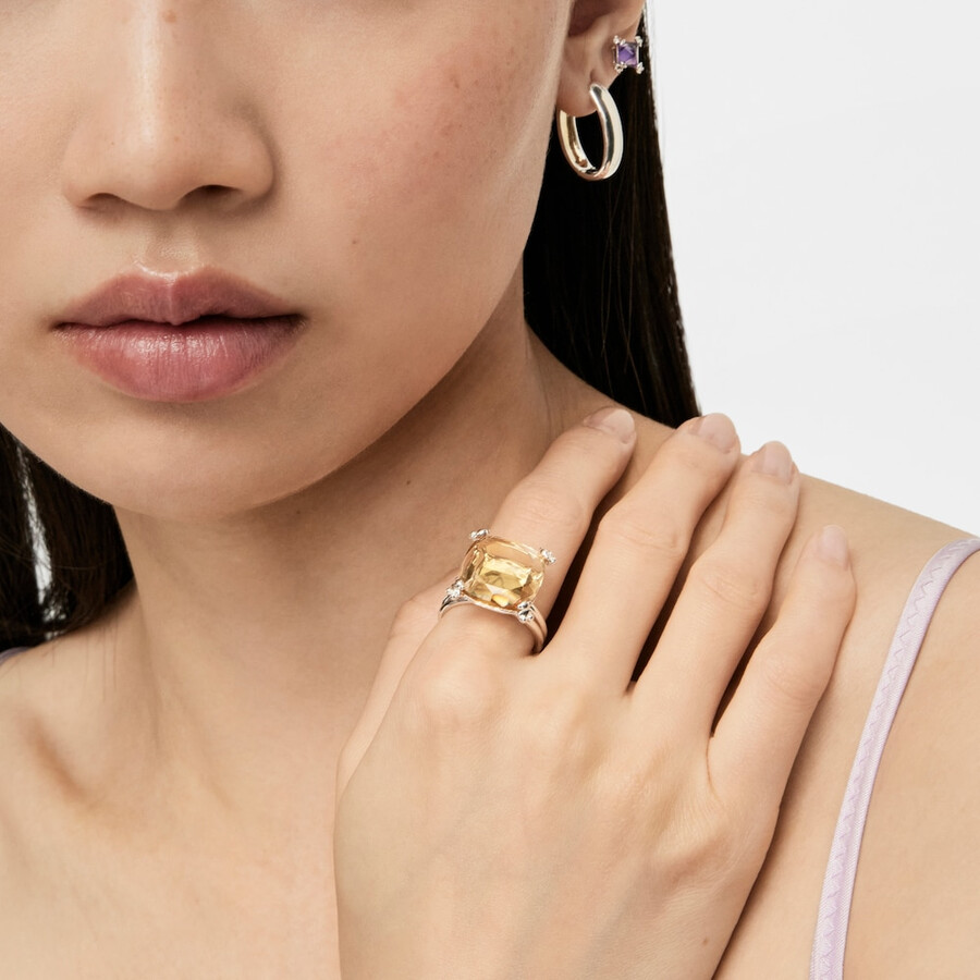 anello con pillole color argento e citrino