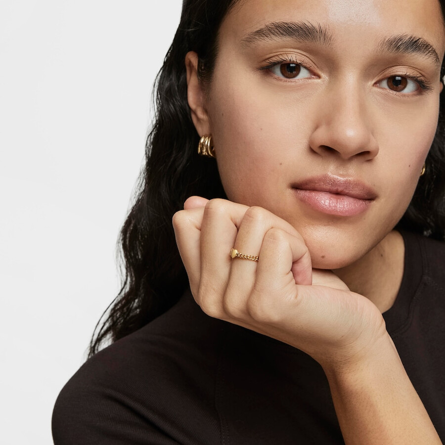 piccolo anello con cuore placcato in oro 18kt su argento con motivo audace