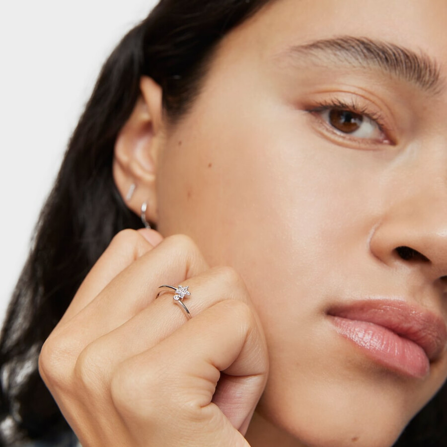 anello piccolo a forma di stella in oro bianco con diamanti tous grain