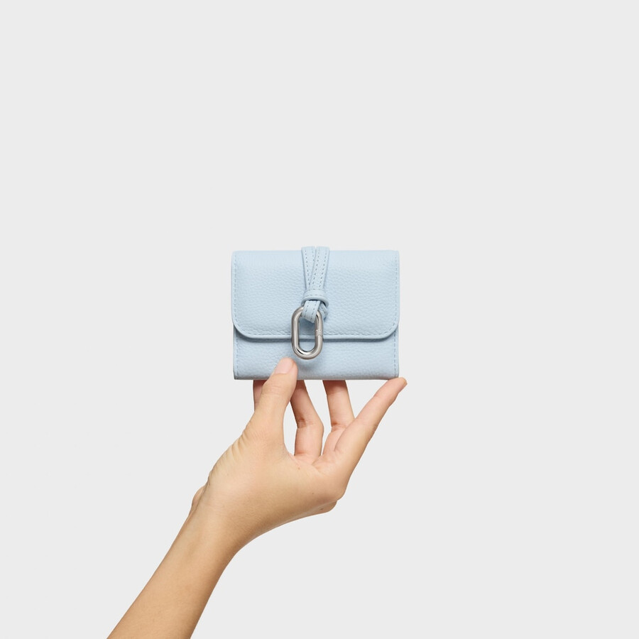 portafoglio con patta blu cielo tous hold