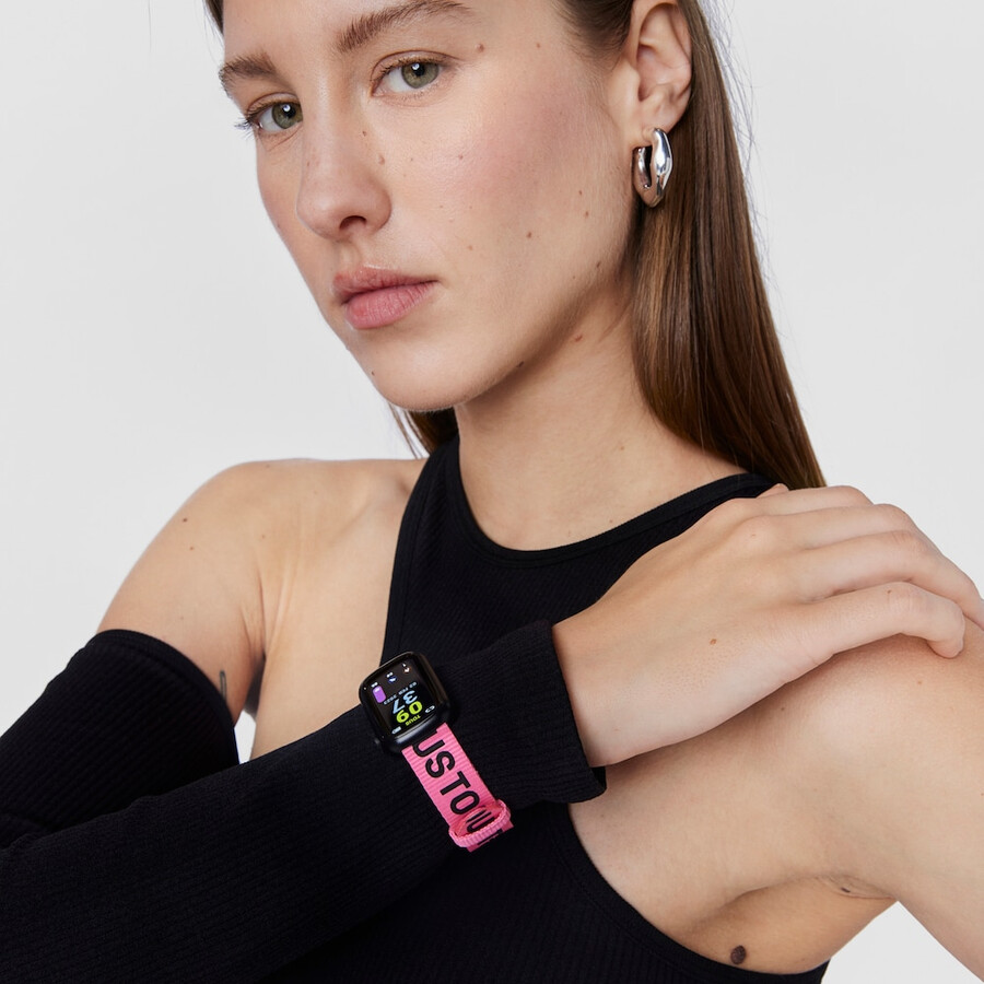 smartwatch con cinturino in nylon e cinturino in silicone nero t-band