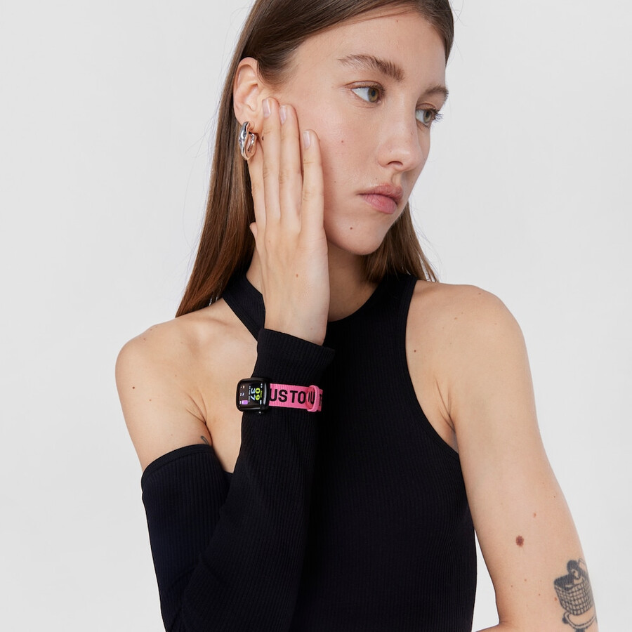 smartwatch con cinturino in nylon e cinturino in silicone nero t-band