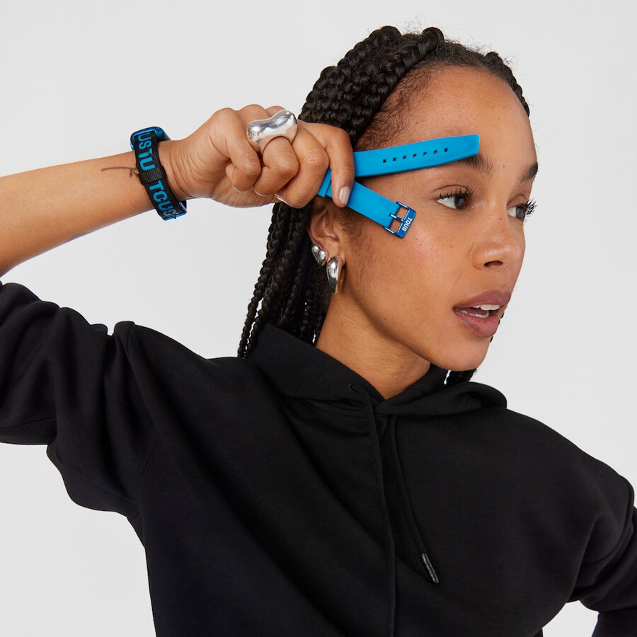 smartwatch con cinturino in nylon e cinturino in silicone blu t-band