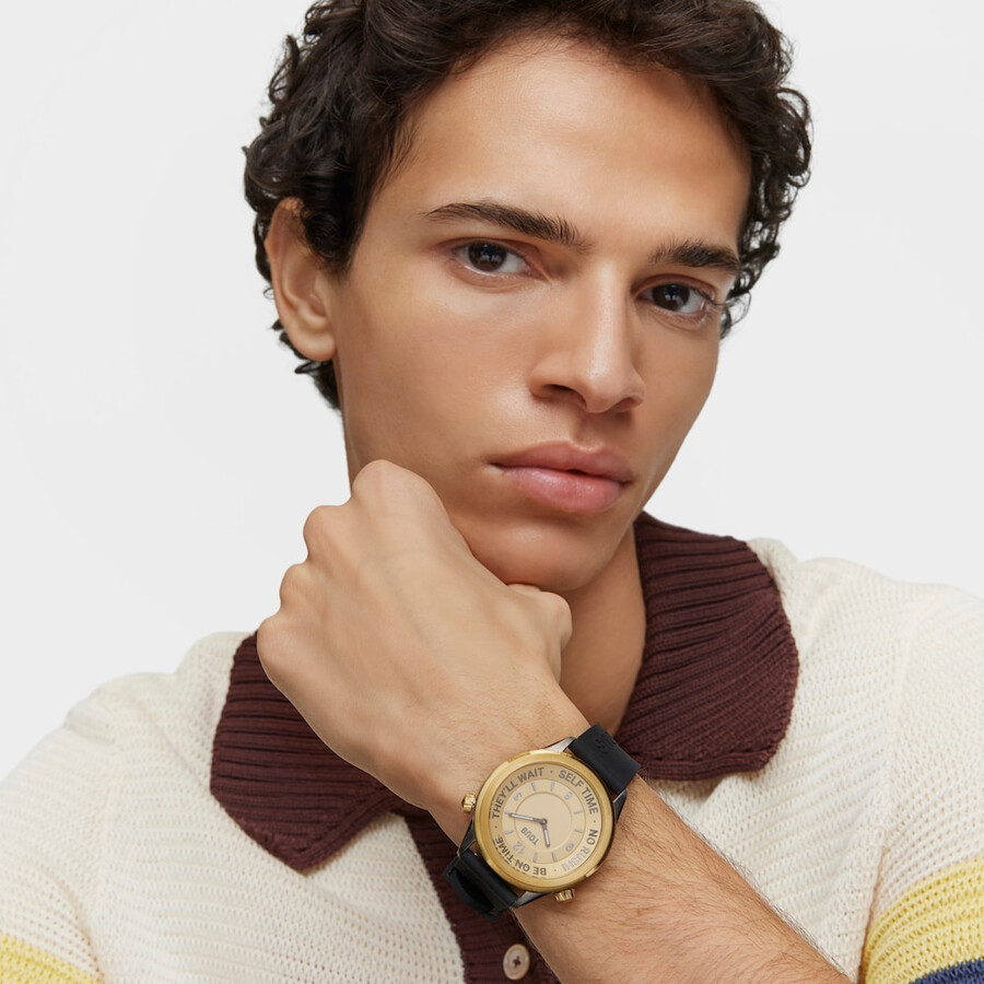 orologio analogico con cinturino in silicone nero e cassa in acciaio ip color oro tous now