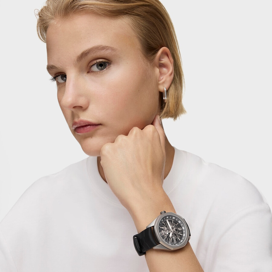 orologio analogico automatico con cassa in titanio e cinturino in gomma nera tous now