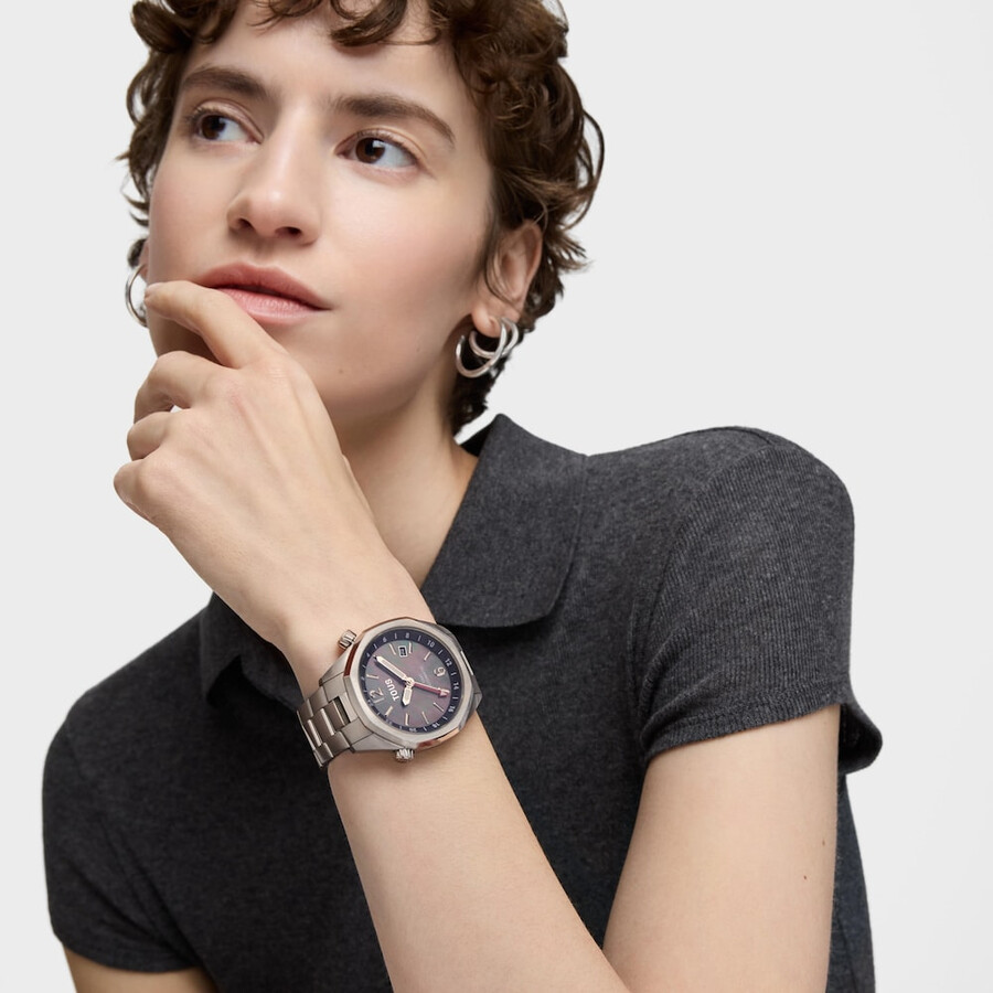 orologio automatico gmt con quadrante in madreperla grigia e bracciale a maglie in acciaio tous now